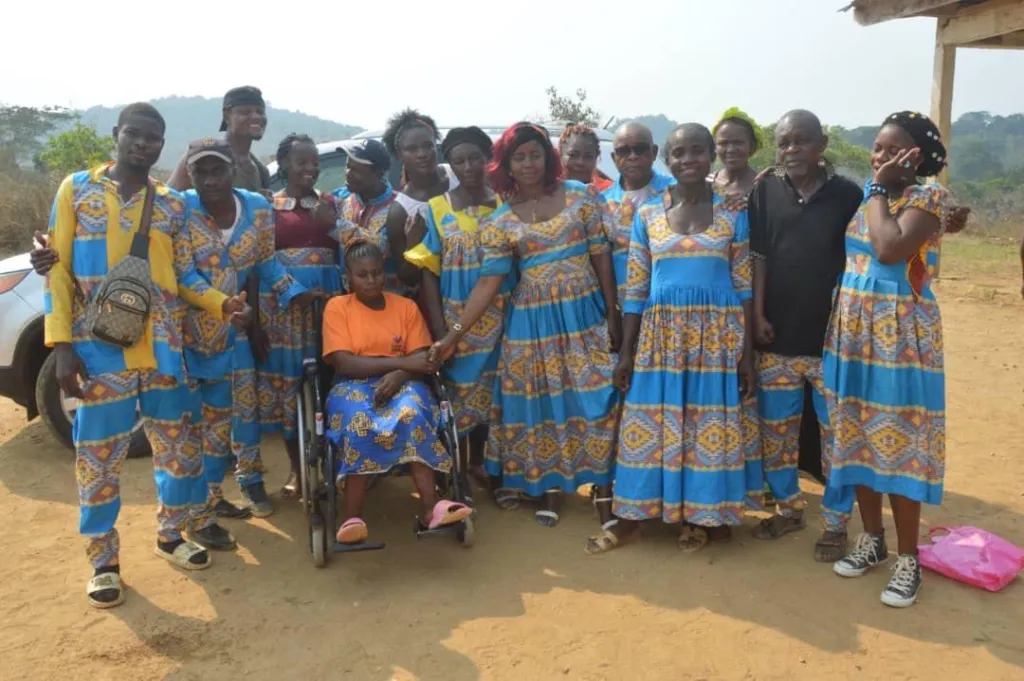 Photo de famille avec une jeune femme en situation de handicap soutenue par l'association