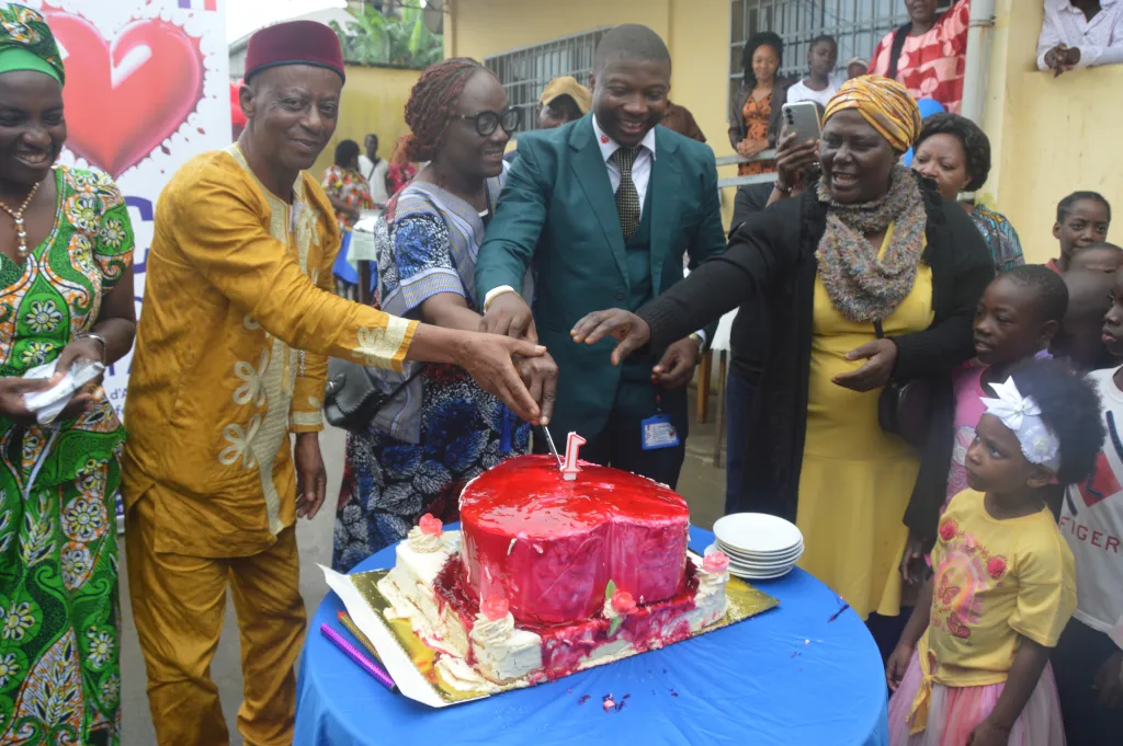 Coupure du gâteau main dans la main – Cameroun