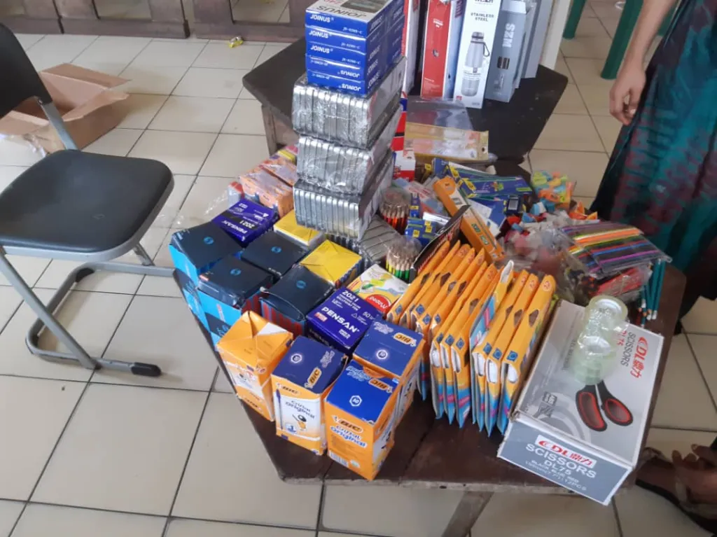 Distribution de stylos – Douala