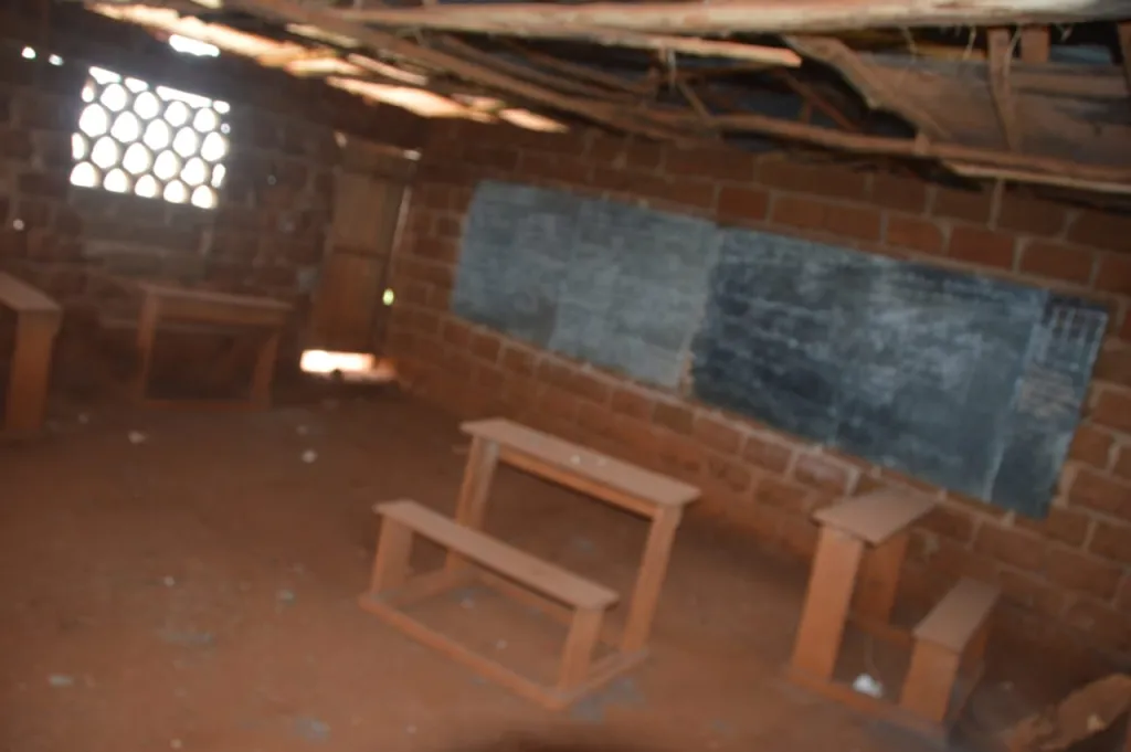 Intérieur d'une classe délabrée à Bamougoum