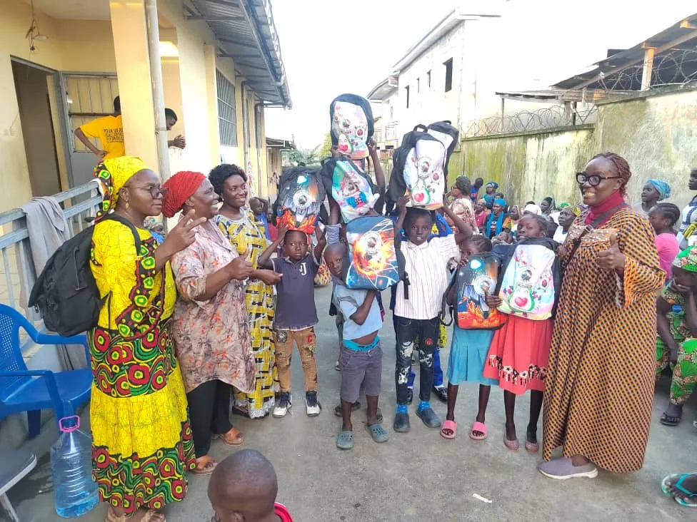 Les enfants présentent leurs dons – Douala