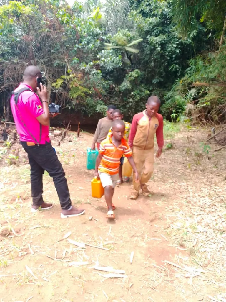 Les enfants transportent de l'eau dans les bidons usés – Omeng-Bafia