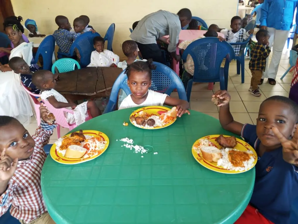 Les tout-petits mangent en commun – Douala